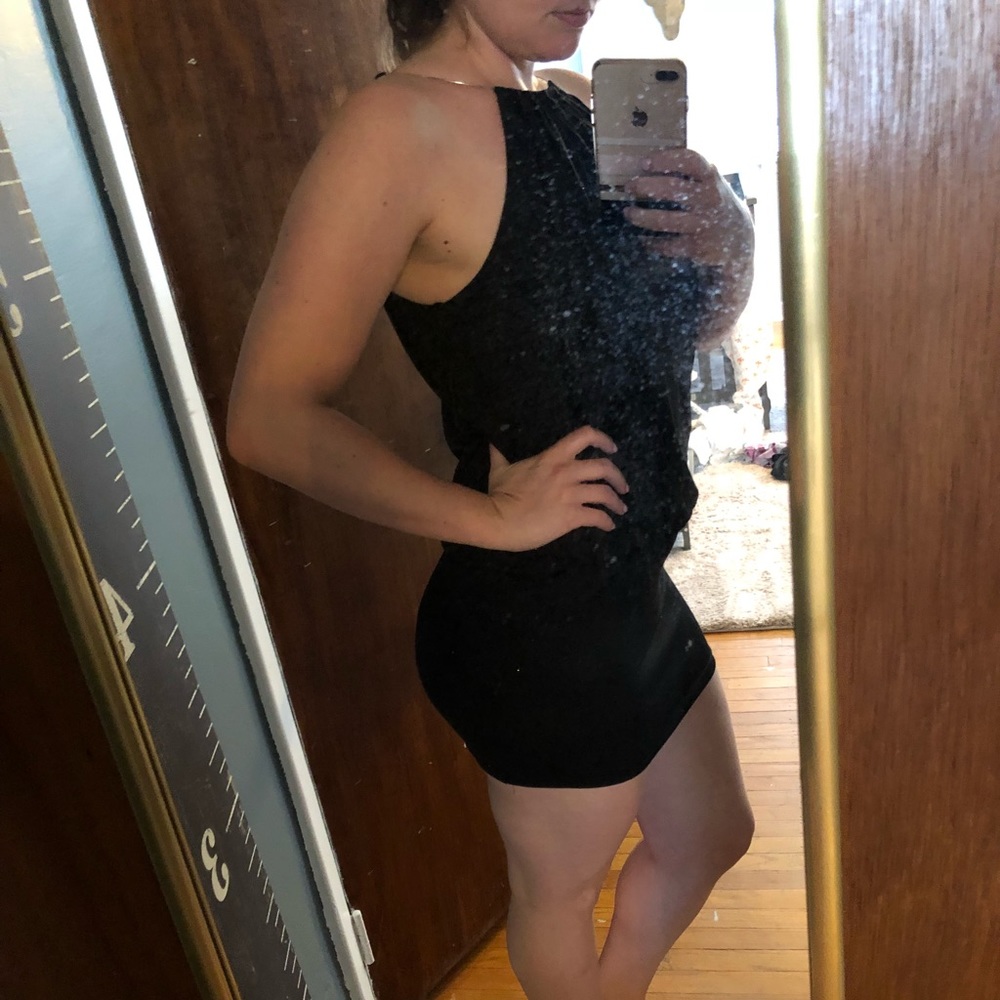 Black sleeveless dress